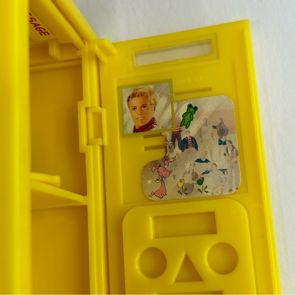 1999 Barbie “Hidden Messages” Yellow Locker - Picture 10 of 14